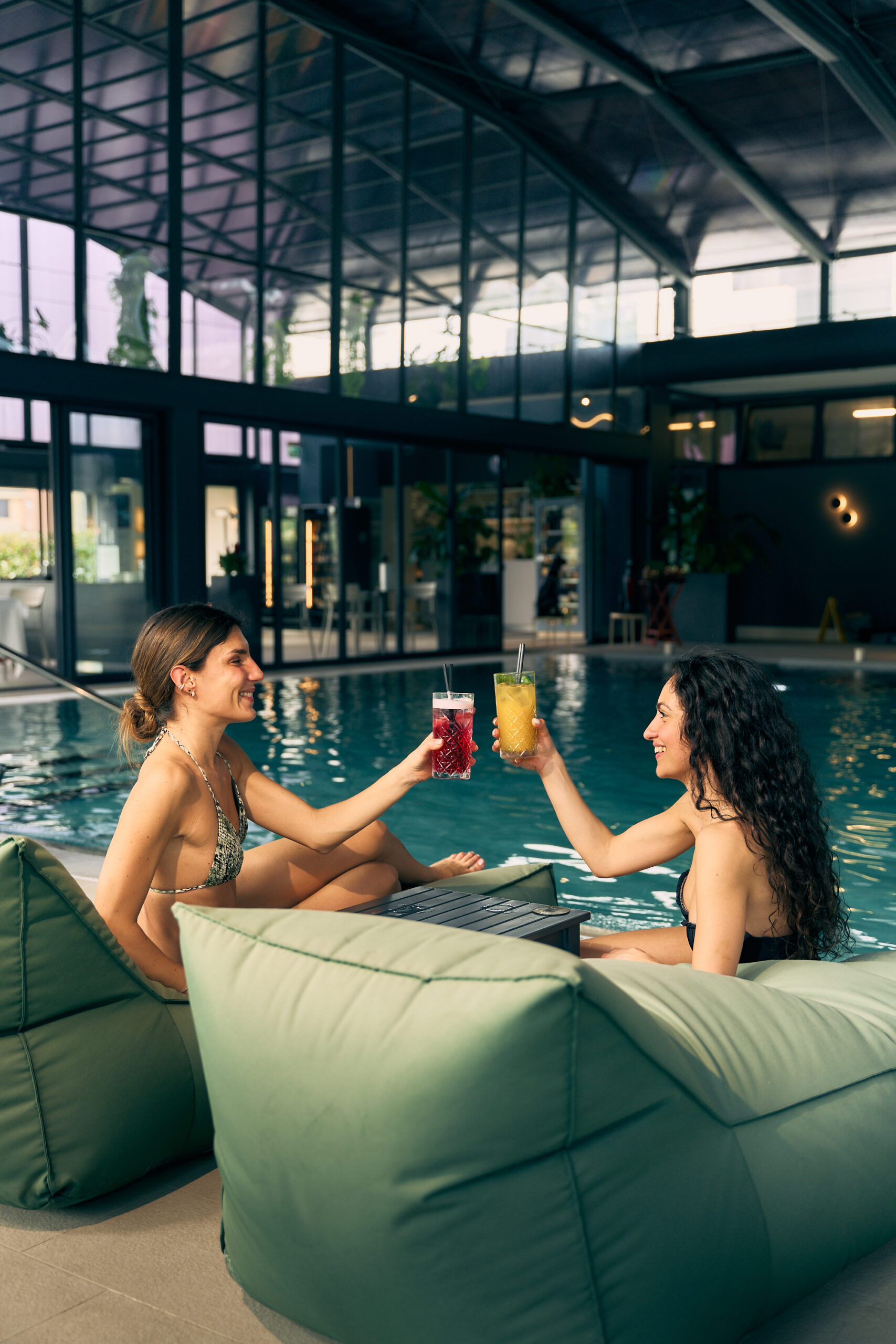 Aperitivo amiche a bordo piscina Montegrotto Terme